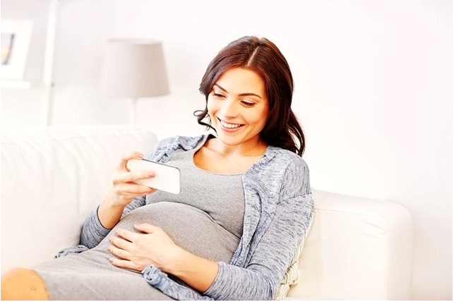 孕期经常玩手机，可能会让胎儿发生3个“变化”，孕妇别忽视